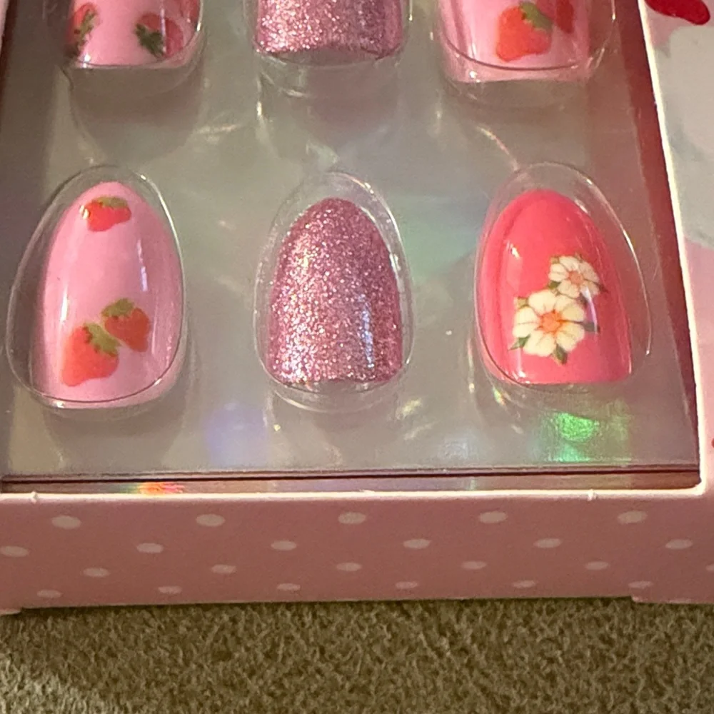 Strawberry shortcake Faux Nails - Picture 2 of 4